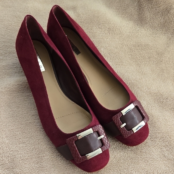 Tahari Venice Maroon Ballerina Flats with Golden Buckle Size 8M - Picture 1 of 8